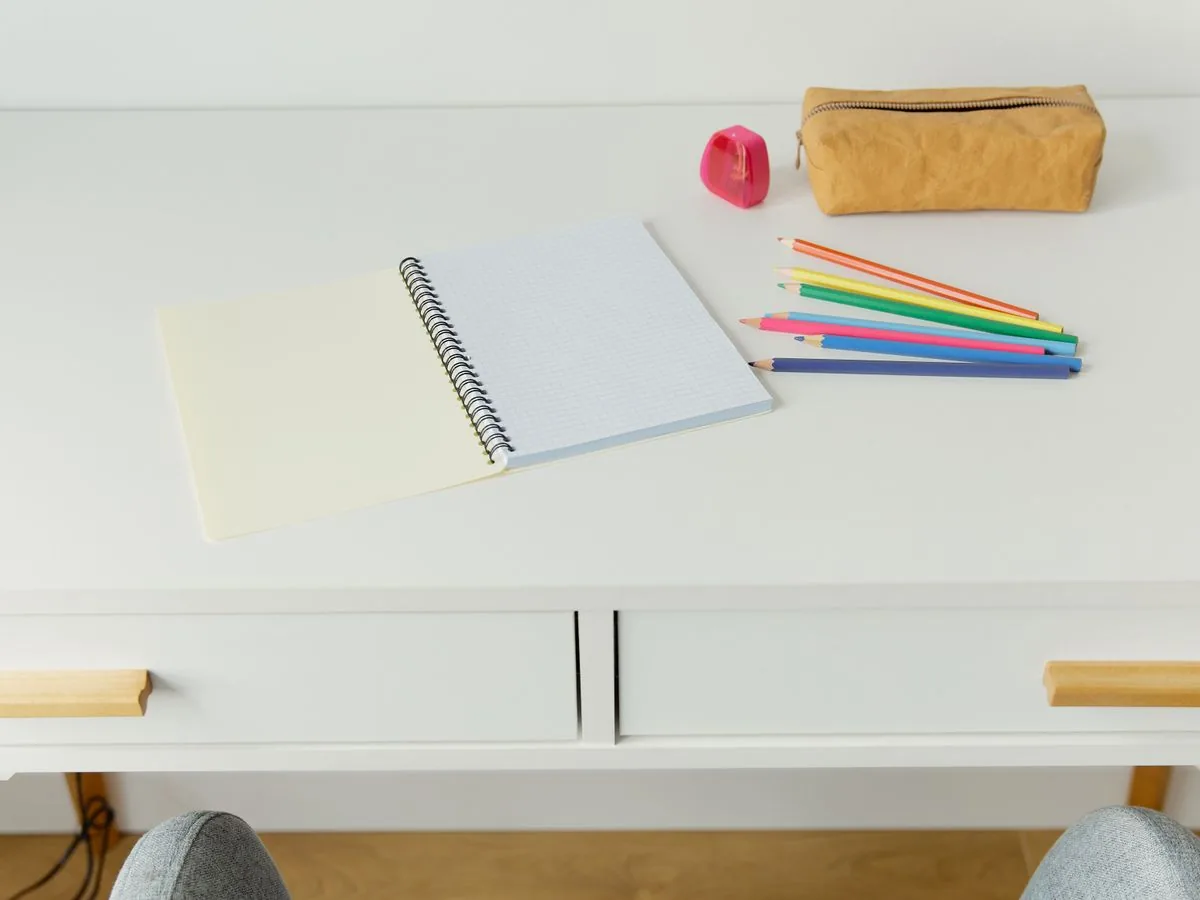 مكتب مع دفتر وأقلام رصاص ومقلمة